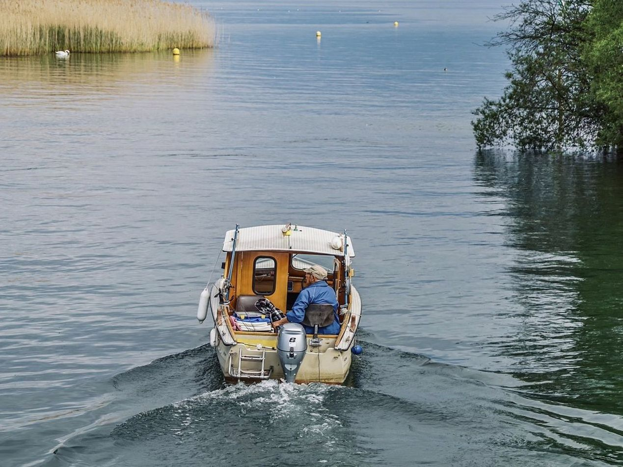 Drveni sanduk za pohranu opreme uz jezero