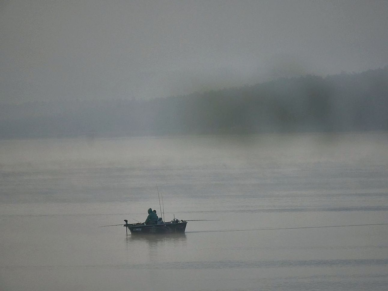 Svjetlo koje pada na planinski lanac, meko obasјano s noći